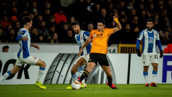 Didac Vilà trata de frenar a Raúl Jiménez en el encuentro ante el Wolverhampton de Europa League