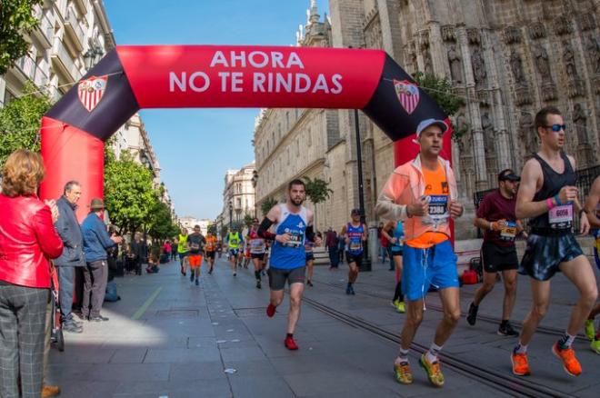 La Avenida de la Constitución en la pasada edición de la Zurich Maratón de Sevilla.