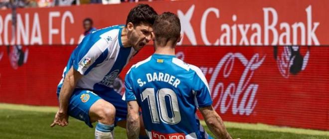 Darder celebrando un gol con su compañer Javi López (foto:EFE).