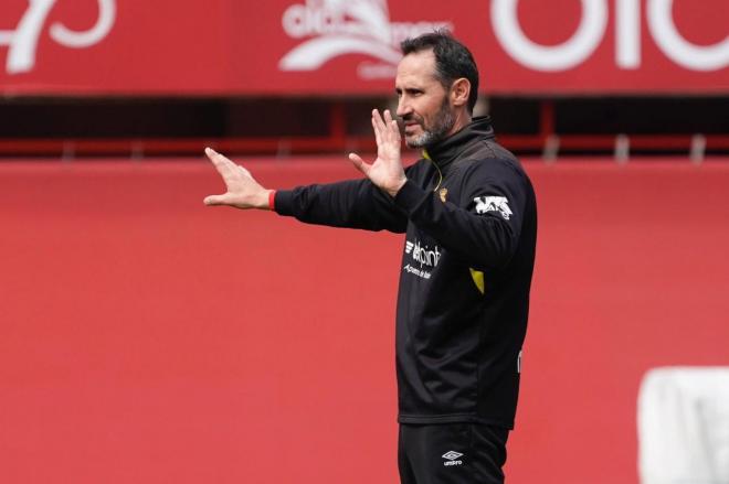 Vicente Moreno, la prioridad del Espanyol, da instrucciones en un entrenamiento con el Mallorca.