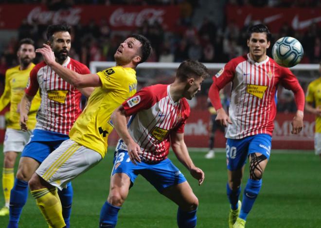 Álvaro Giménez y Bogdan pugnan por un balón en el Sporting-Cádiz (Foto: ElDesmarque).