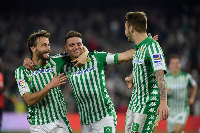 Canales, Joaquín y Loren celebran un gol  (Foto: Kiko Hurtado).