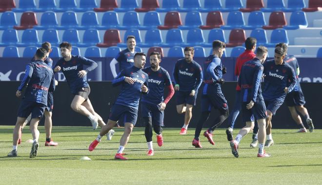 Los jugadores del Levante UD en un entrenamiento.