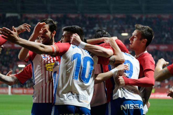 Los jugadores del Sporting celebran el gol de Álvaro Vázquez ante el Cádiz (Foto: ElDesmarque).