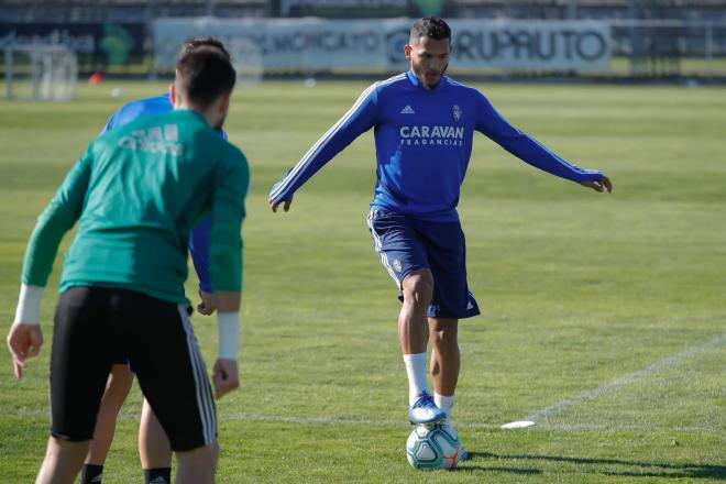 Luis Suárez controla el balón durante el entrenamiento de este viernes (Foto: Dani Marzo).