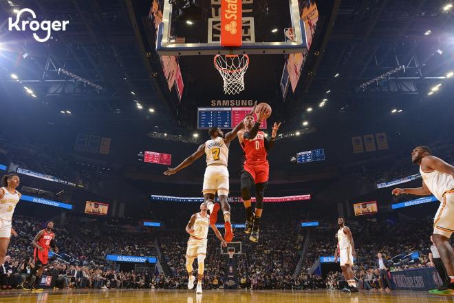 Russel Westbrook, a punto de encestar ante los Warriors en la NBA (Foto: @HoustonRockets).