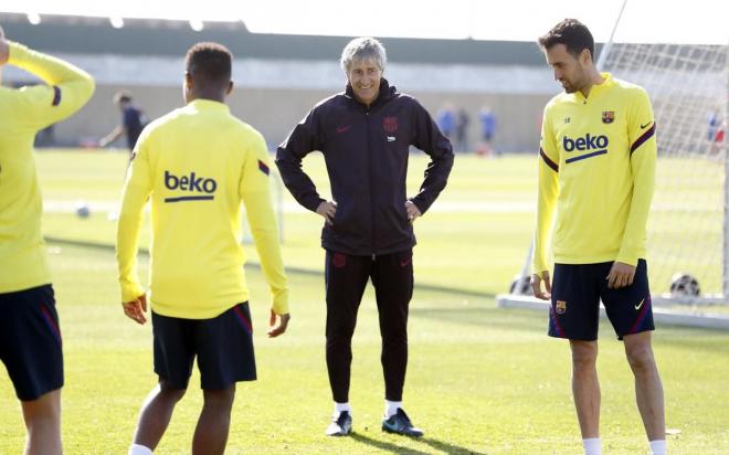 Setién dialoga con Busquets en un entrenamiento del Barça (Foto: FCB).