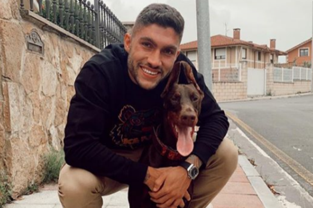 Unai Núñez con uno de sus perros (Foto: @unain5).