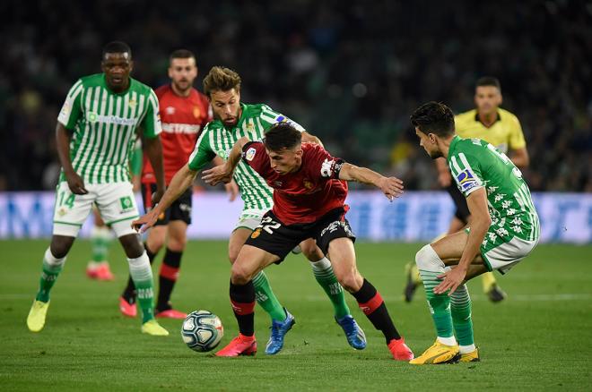 Budimir defiende una pelota ante Canales (Foto: Kiko Hurtado).