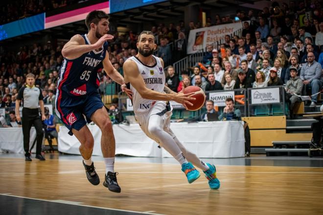 Bouteille defiende a Saibou en el Alemania-Francia (Foto: FIBA).