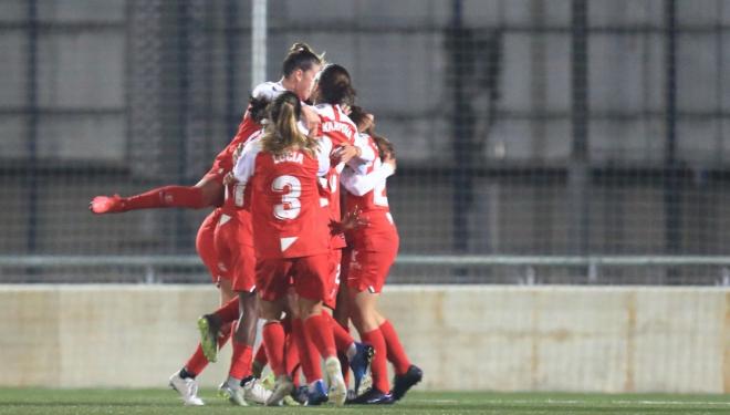 Las jugadoras del Sevilla celebran el gol de Ana Franco (Foto: SFC).