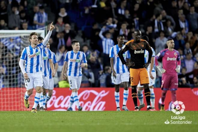 Nacho Monreal celebra su gol con la Real ante el Valencia (Foto: LaLiga).