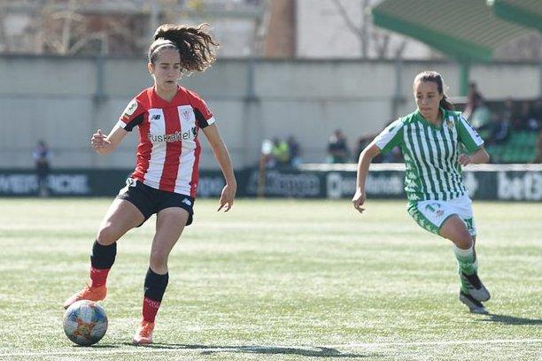 Maite Oroz conduce la pelota en el Real Betis-Athletic (Foto: Athletic Club).
