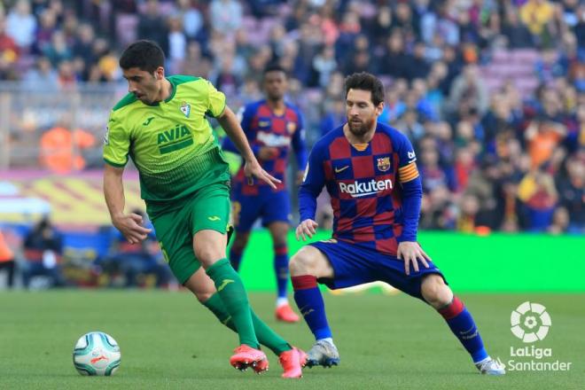 Messi, ante Cote en el Barcelona-Eibar (Foto: LaLiga).