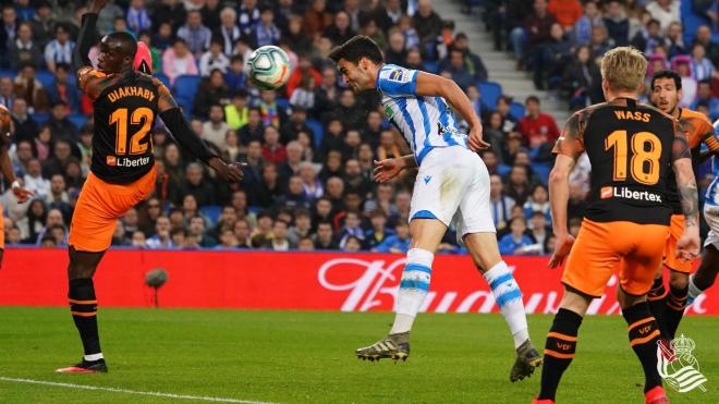 Remate de cabeza que acaba en gol de Mikel Merino ante el Valencia (Foto: Real Sociedad).