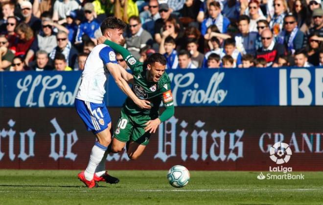 Ager Aketxe recibe una falta en el Zaragoza-D´´epor (Foto: LaLiga).