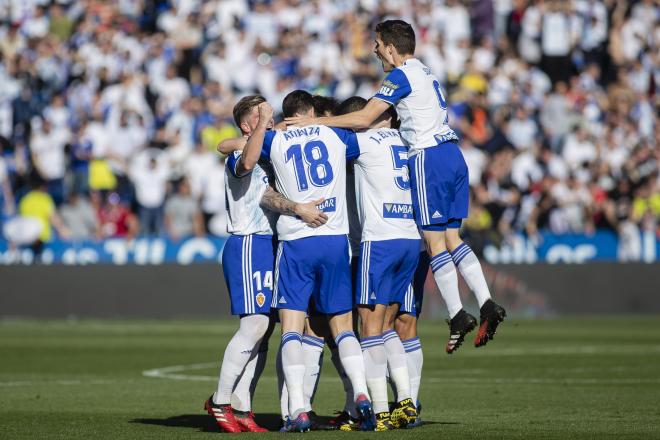 Los jugadores del Real Zaragoza celebran el gol de Eguaras ante el Dépor (Foto: Dani Marzo).