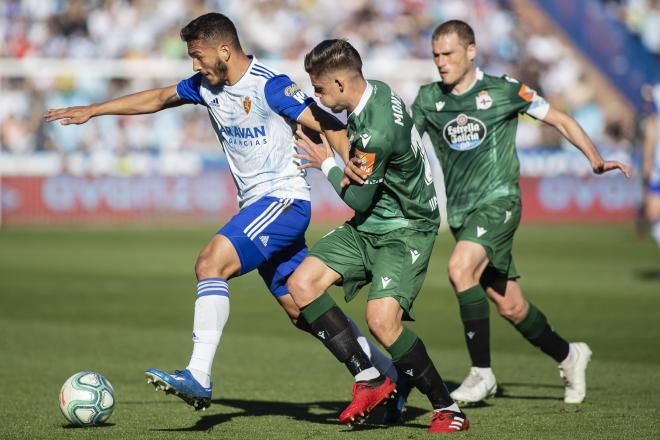 Montero presiona a Luis Suárez durante el Real Zaragoza-Dépor (Foto: Dani Marzo).
