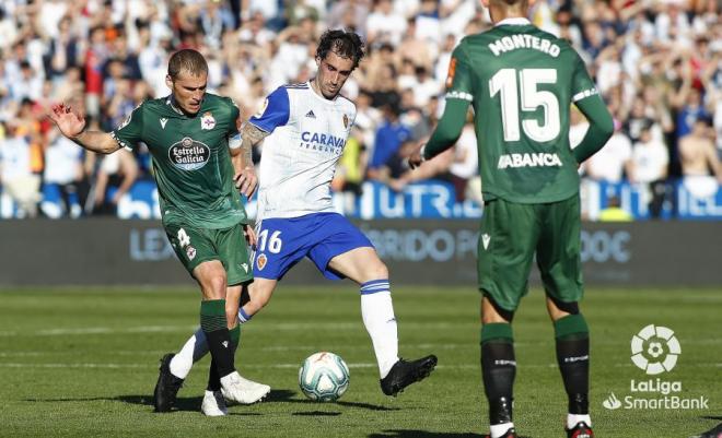 Álex Bergantiños pugna con Eguaras por un balón durante el Zaragoza-Dépor (Foto: LaLiga).