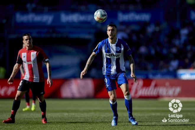 Dani García, atento al delantero del Alavés Joselu (Foto: LaLiga).