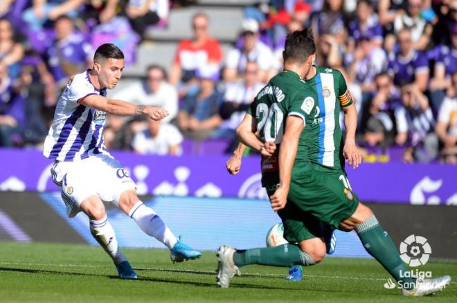 Guardiola dispara a portería durante el Valladolid-Espanyol (Foto: LaLiga).