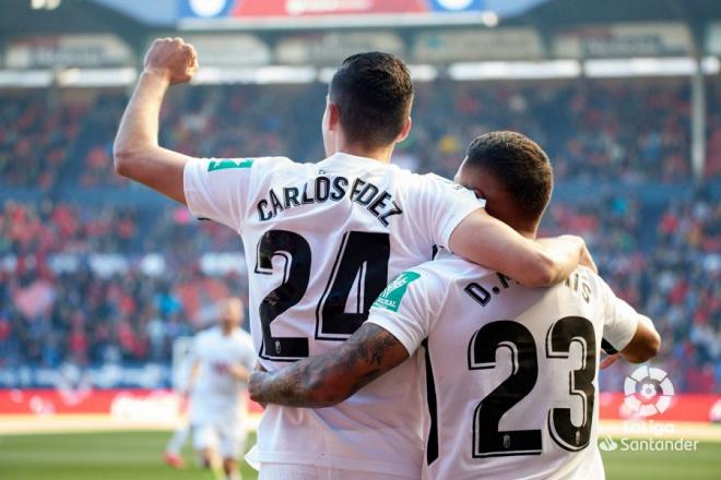 Carlos Fernández y Darwin Machís, celebrando un tanto en El Sadar (Foto: LaLiga).