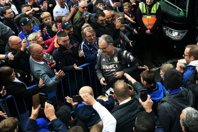 Marcelo Bielsa recibe el afecto de los hinchas a su llegada a Elland Road (Foto: Leeds United).