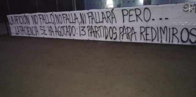 Pancartas de la afición en las instalaciones de El Requexón (Foto: @_diegodominguez).