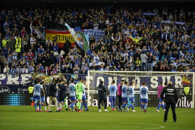 Los jugadores saludan a la afición tras el Málaga-Racing.