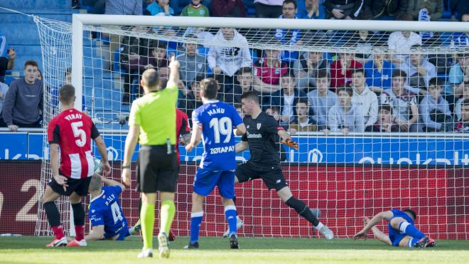 Unai Simón ve como entra el balón en el gol de Ely (Foto: Athletic Club).
