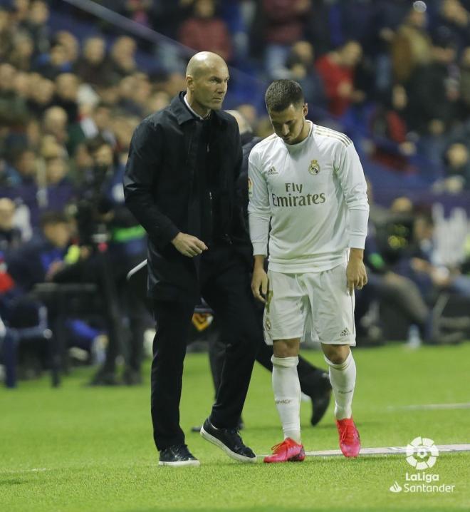 Zidane, junto a Hazard, lamentando su lesión (Foto: LaLiga).