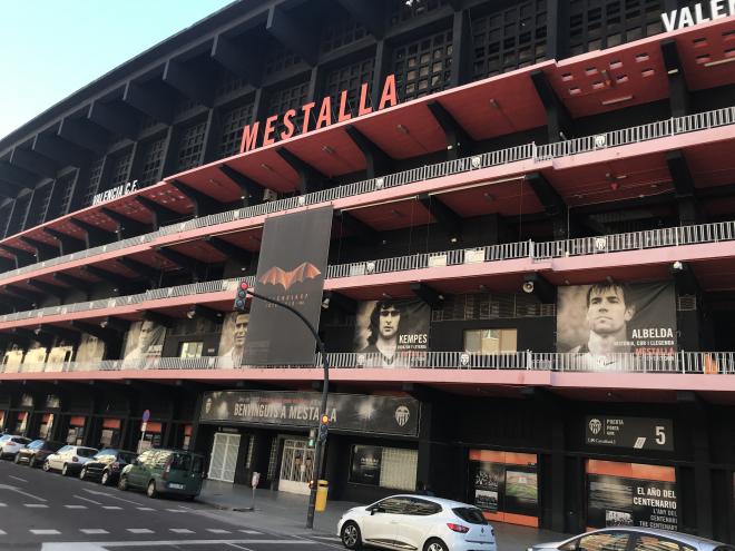 Fachada de Mestalla que también está pendiente de derribo mientras el Nuevo Estadio está parado
