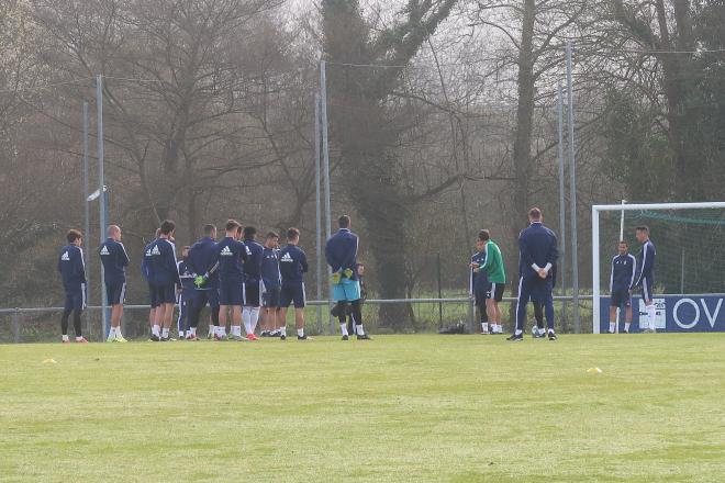 Jugadores y cuerpo técnico del Oviedo en el primer entrenamiento de la semana.