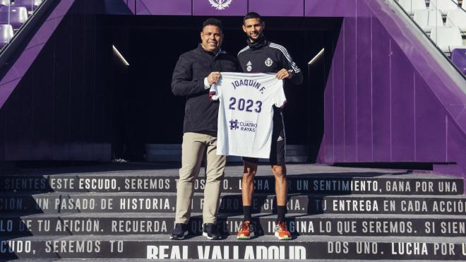 Joaquín Fernández, con Ronaldo Nazário, tras la mejora de su contrato (Foto: Real Valladolid).