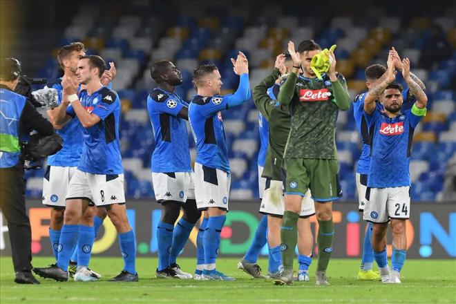 Los jugadores del Napoli saludan a su afición tras vencer al Salzburgo en la fase de grupos de la