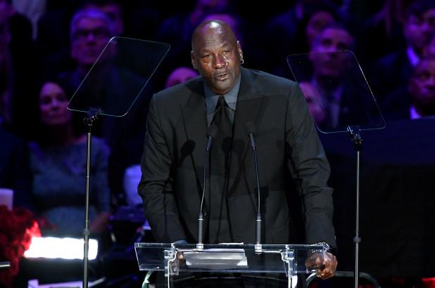 Michael Jordan llora durante el homenaje de los Lakers a Kobe Bryant.