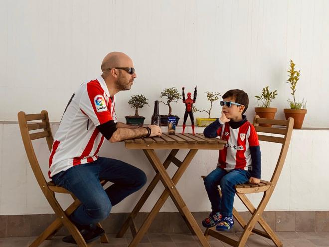 Miguel Ángel Rincón y su hijo Pablo con la camiseta del Athletic (Foto: @mrinconp).