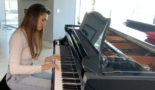 Sara Sálamo toca el piano que le regaló Isco Alarcón (Fotos: Instagram).