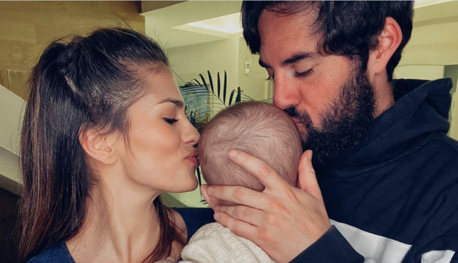 Isco Alarcón y Sara Sálamo besan a su hijo Theo (Fotos: Instagram).
