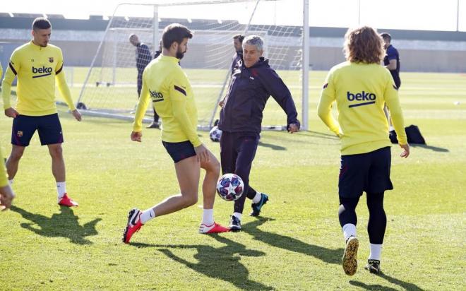 Setién y Piqué, en un entrenamiento (Foto: FCB).