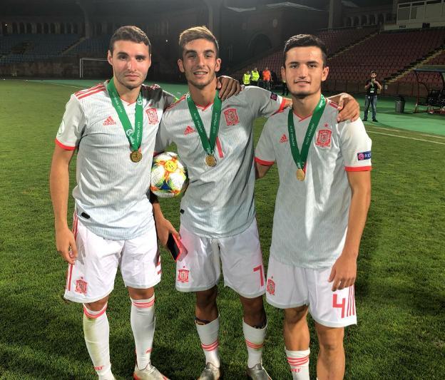 Abel Ruiz, Ferran Torres y Hugo Guillamón posan como campeones de la Europa sub 19.
