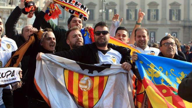Aficionados del Valencia CF en Milán (Foto: EFE)