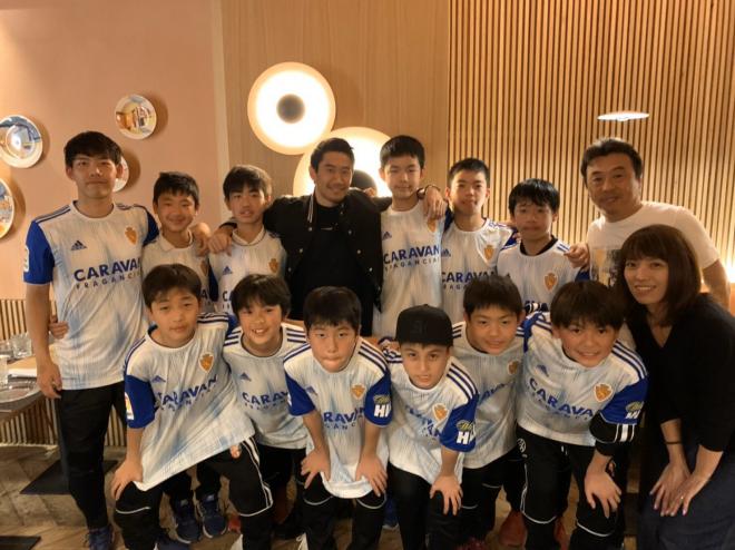 Kagawa junto con jugadores del infantil B del Cem Ano Kobe (Foto: @S_Kagawa0317).