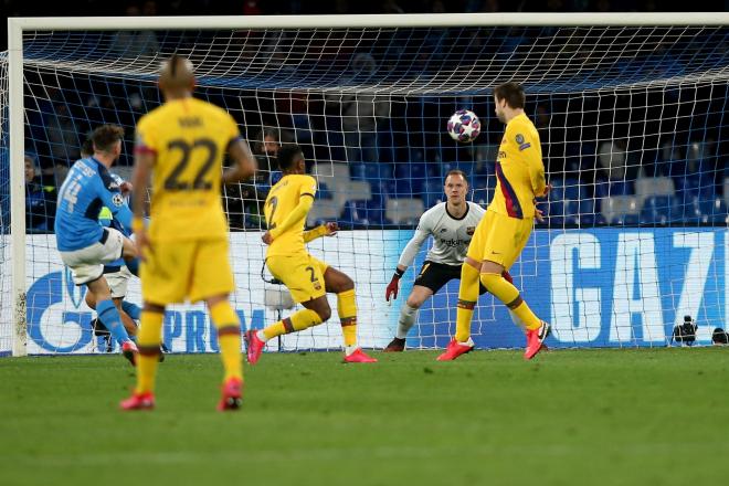 Mertens dispara a la portería de Ter Stegen en el gol del Nápoles (Foto: UEFA).