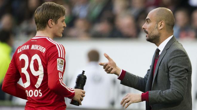 Pep Guardiola da instrucciones a Toni Kroos durante su etapa en el Bayern de Múnich (Foto: AFP).