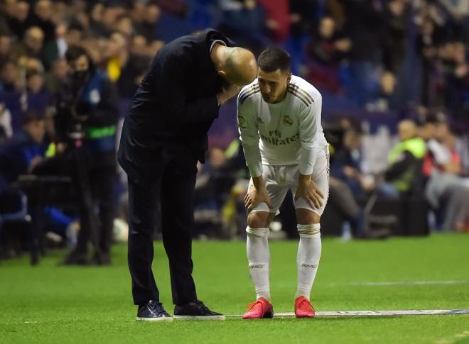 Zidane da instrucciones a Hazard (Foto: UEFA).
