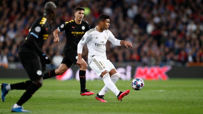 Casemiro golpea la pelota en el Real Madrid-Manchester City (Foto: Real Madrid).