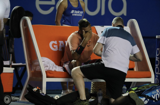 Nick Kyrgios es atendido durante el partido contra Ugo Humbert en el ATP de Acapulco (Foto: EFE).