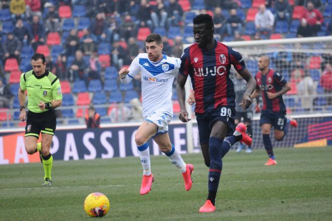 Musa Barrow conduce el balón en un partido con el Bolonia frente al Brescia.