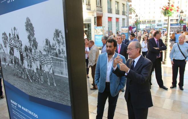 El alcalde, con Al-Thani en una exposición en Calle Larios.